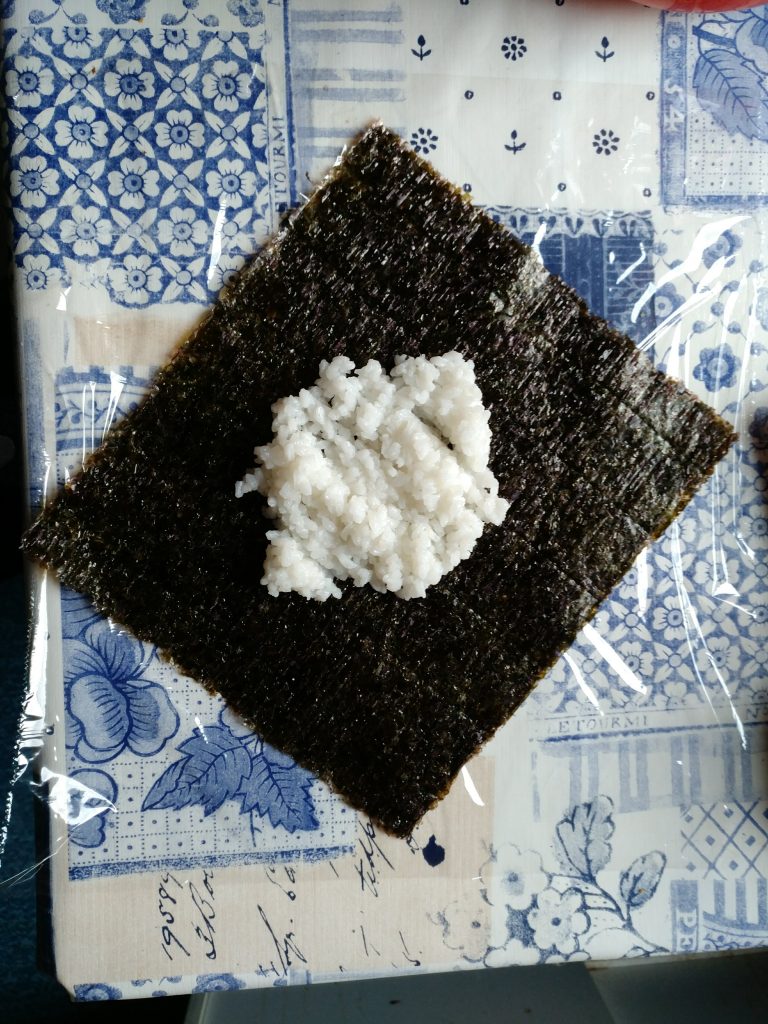 Noriblatt mit der ersten Reisschicht